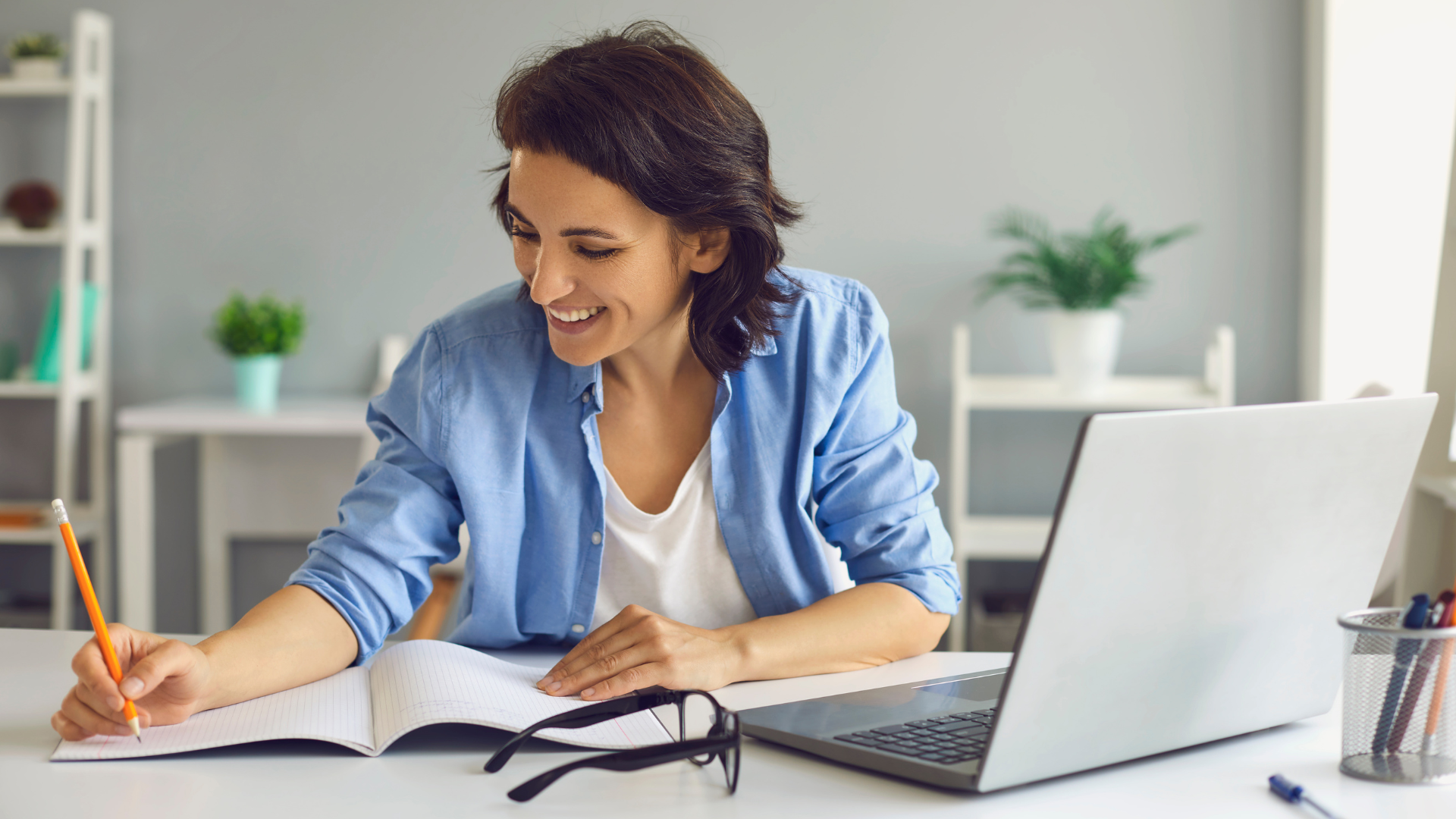 Profesional trabajando online con su ordenador portátil