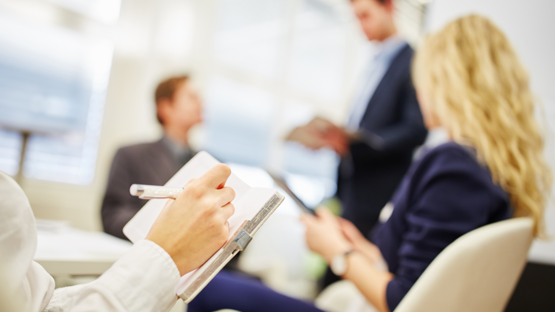 Profesionales participando en una reunión presencial de trabajo